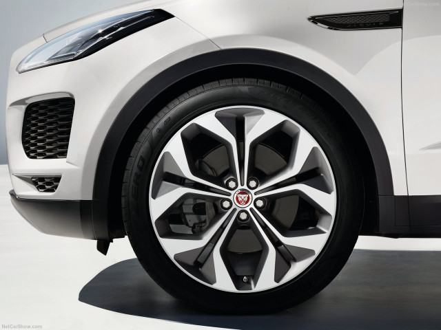 Jaguar E-Pace фото