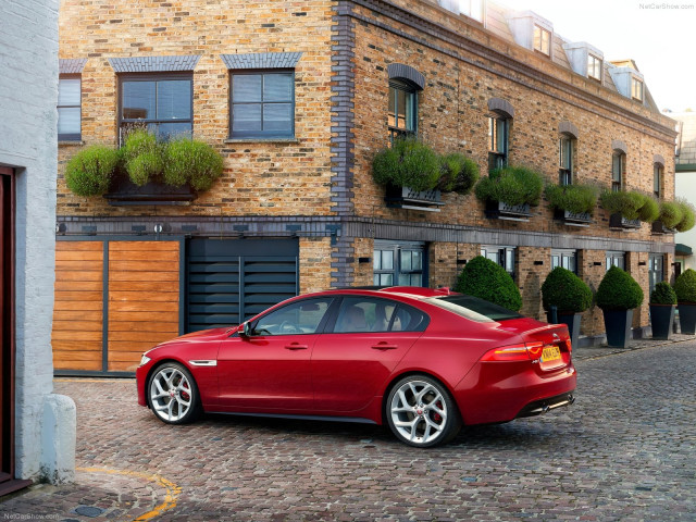 Jaguar XE S фото