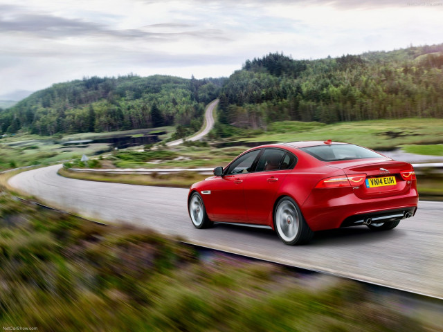 Jaguar XE S фото