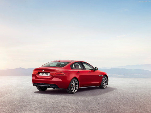 Jaguar XE S фото