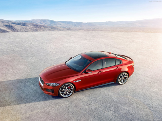 Jaguar XE S фото