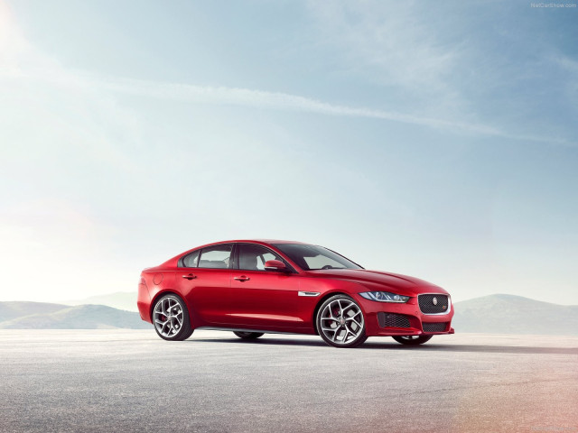 Jaguar XE S фото