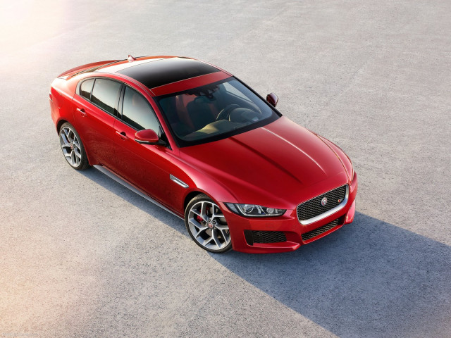 Jaguar XE S фото