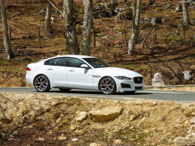 Jaguar XE S фото