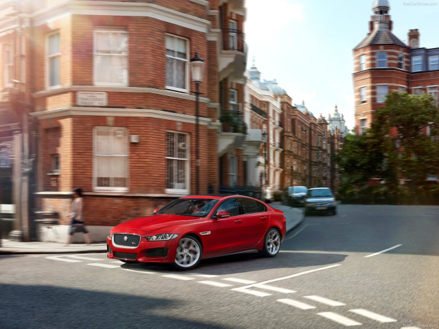 Jaguar XE S фото