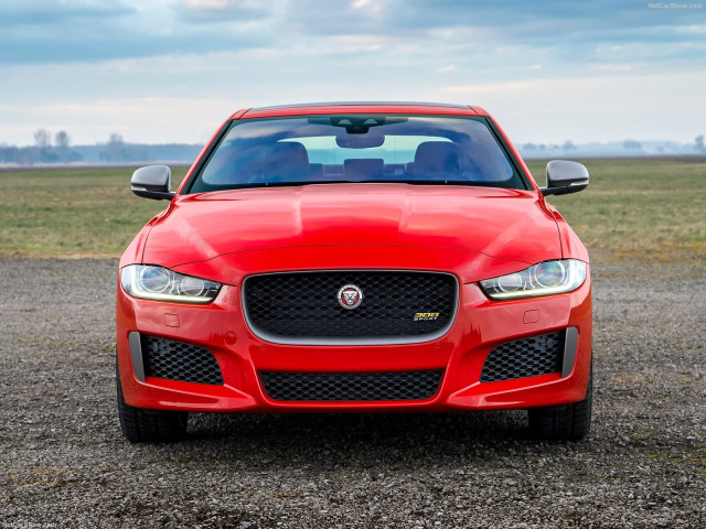 Jaguar XE S фото