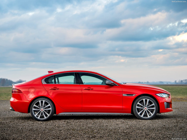 Jaguar XE S фото