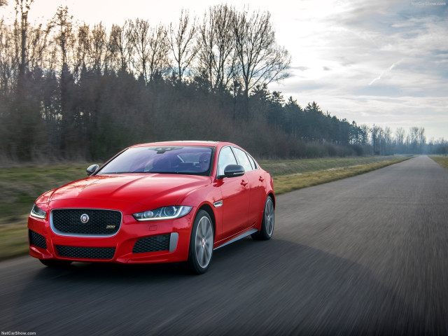 Jaguar XE S фото