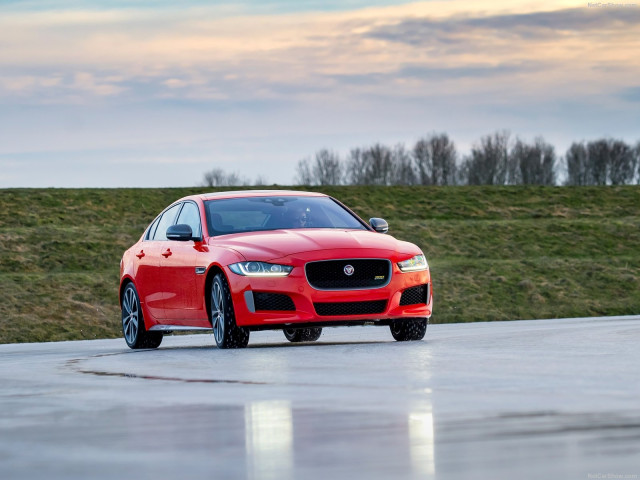 Jaguar XE S фото