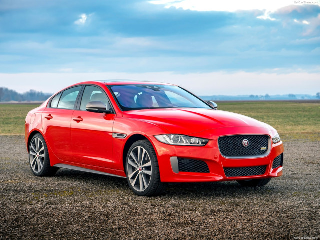 Jaguar XE S фото