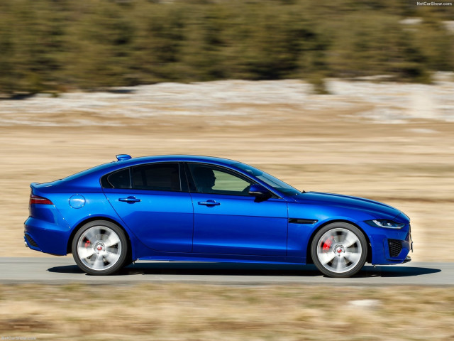 Jaguar XE фото