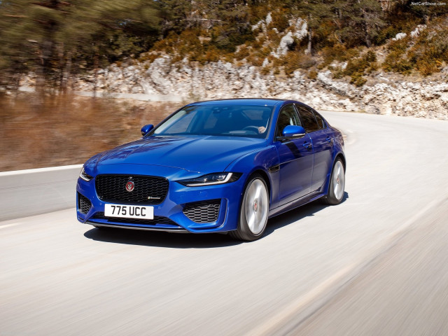 Jaguar XE фото