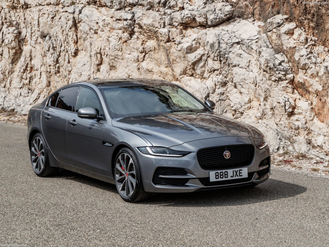 Jaguar XE фото