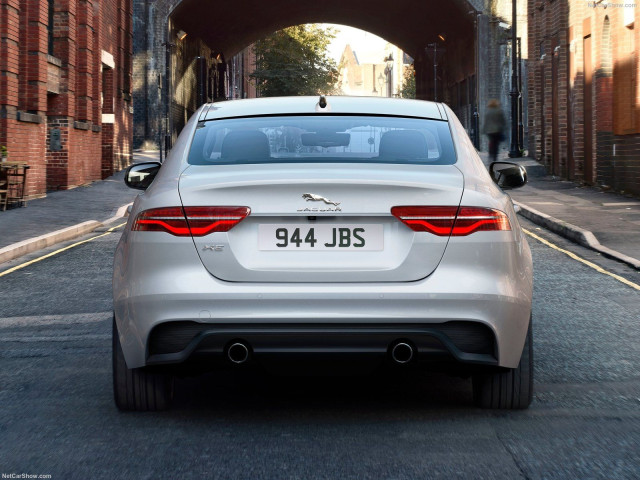 Jaguar XE фото