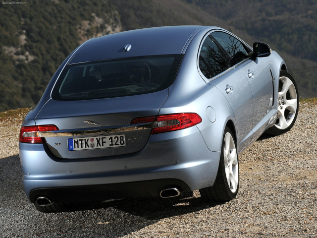 Jaguar XF фото