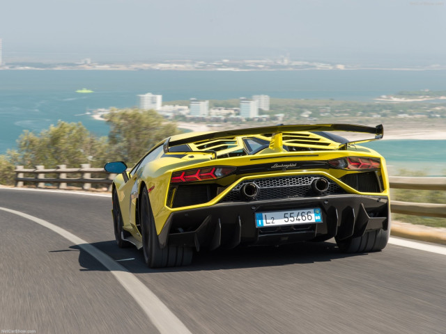 Lamborghini Aventador фото