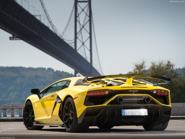 Lamborghini Aventador фото