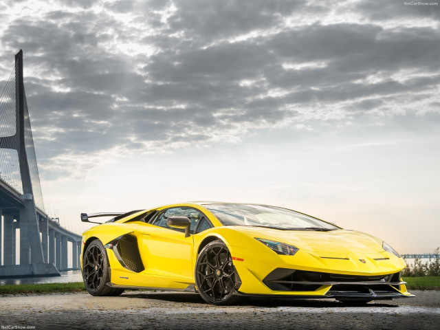 Lamborghini Aventador фото