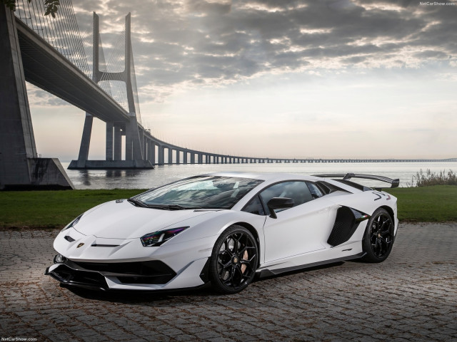 Lamborghini Aventador фото