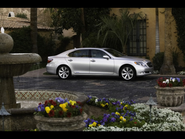 Lexus LS 600h L фото