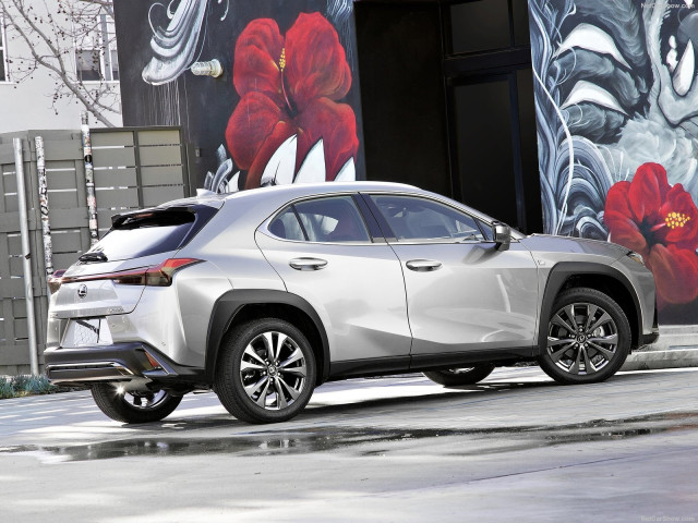 Lexus UX фото