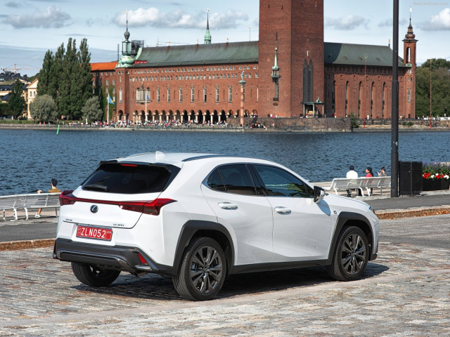 Lexus UX фото