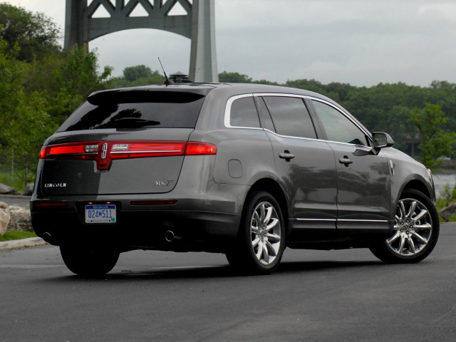 Lincoln MKT фото