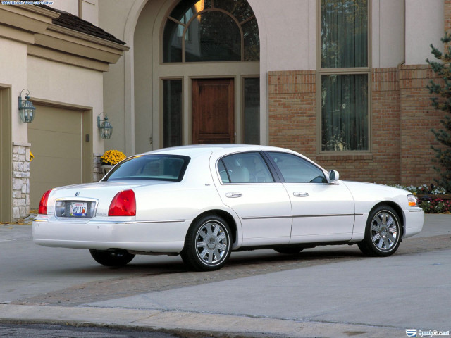 Lincoln Town Car фото