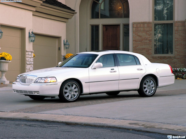 Lincoln Town Car фото