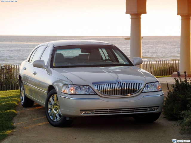 Lincoln Town Car фото