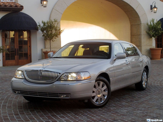 Lincoln Town Car фото