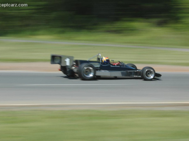 Lola T240 фото