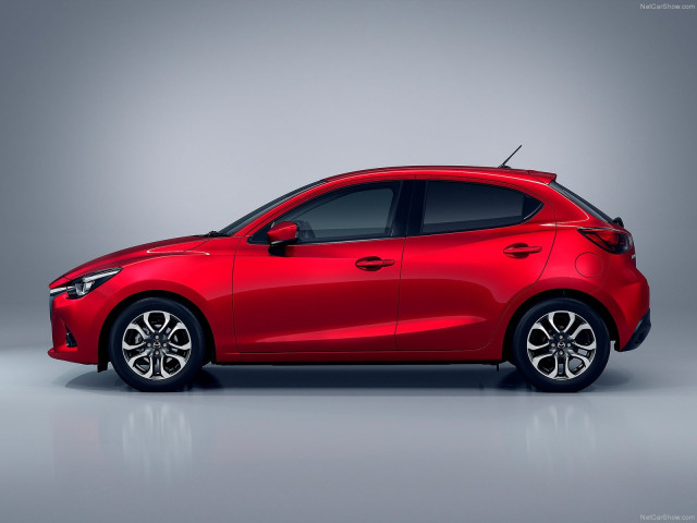 Mazda 2 фото