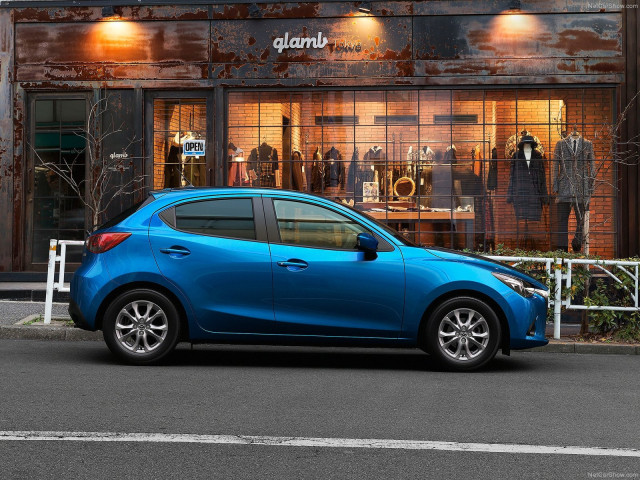 Mazda 2 фото