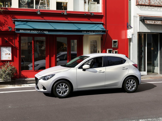 Mazda 2 фото