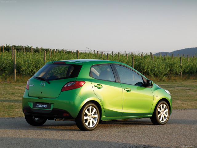 Mazda 2 фото