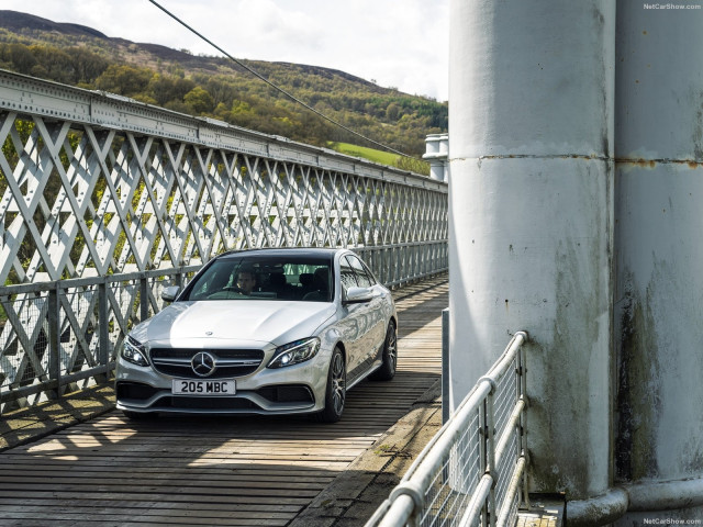 Mercedes-Benz C63 AMG фото