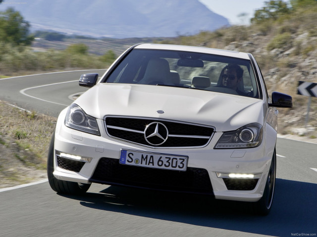 Mercedes-Benz C63 AMG фото