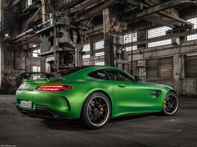 Mercedes-Benz AMG GT R фото