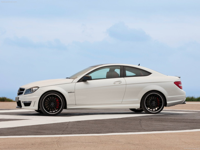 Mercedes-Benz C63 AMG Coupe фото