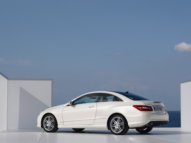 Mercedes-Benz E-Class Coupe фото