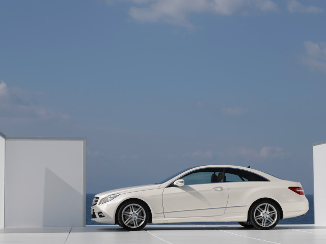 Mercedes-Benz E-Class Coupe фото