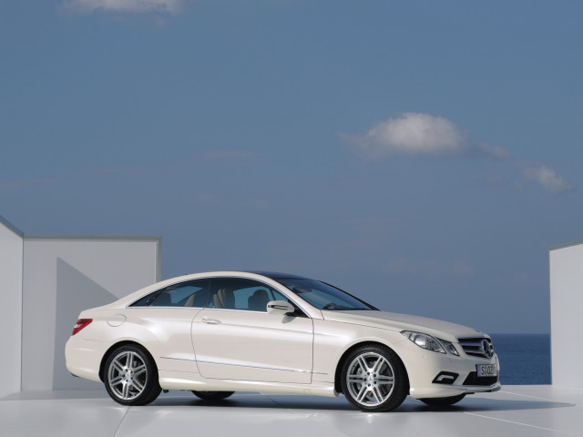 Mercedes-Benz E-Class Coupe фото