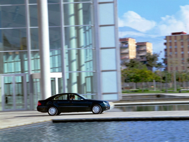 Mercedes-Benz E-Class W211 фото