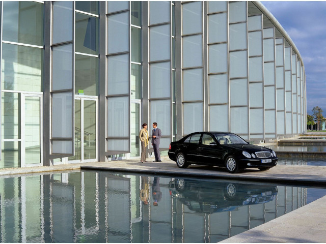 Mercedes-Benz E-Class W211 фото