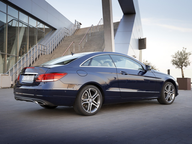 Mercedes-Benz E-Class фото