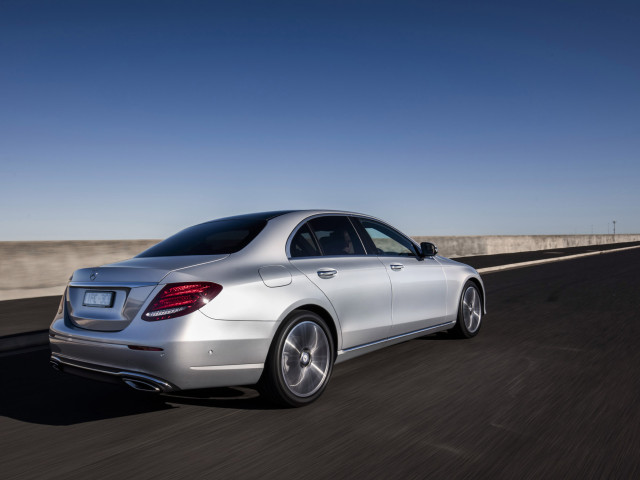 Mercedes-Benz E-Class фото