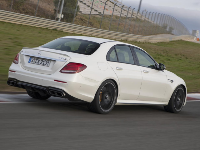 Mercedes-Benz E63 AMG фото