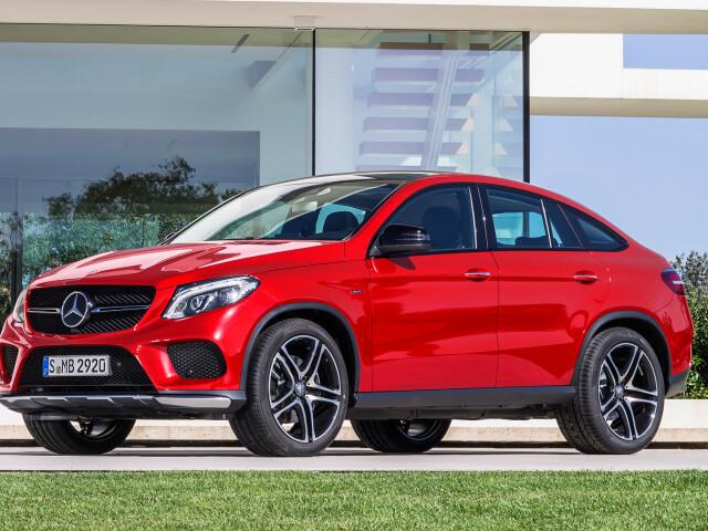 Mercedes-Benz GLE I (W166), кроссовер, ярко-красный металлик, вид три четверти спереди — фото 139730