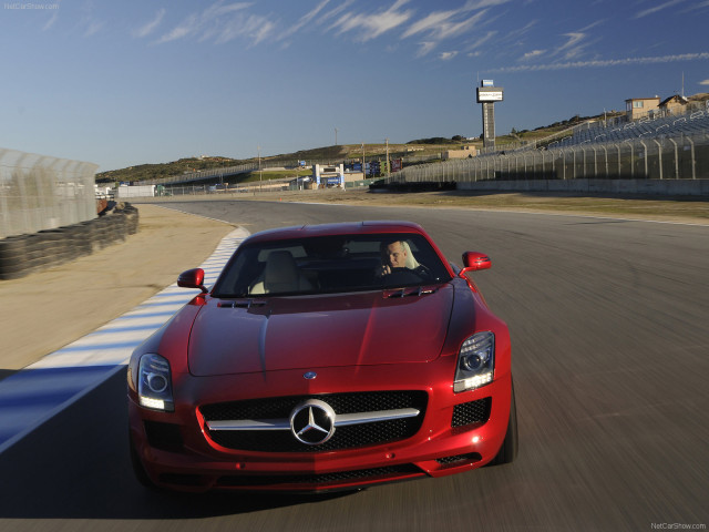 Mercedes-Benz SLS AMG фото